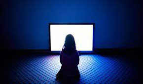 تماشای تلویزیون در تاریکی
